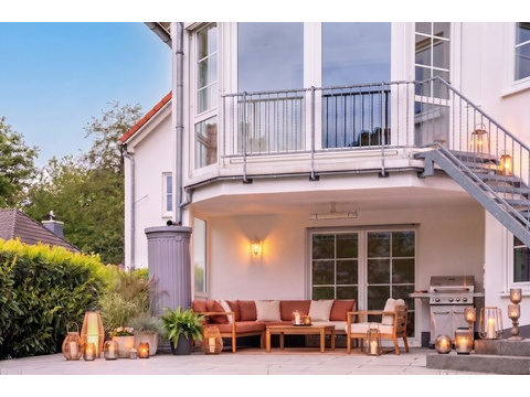 Großzügige Terrasse (KI-gestützte Visualisierung)
