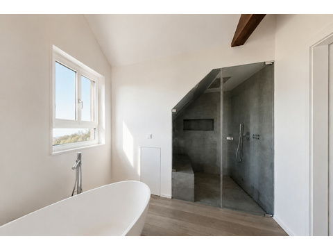 Privates Spa-Ambiente mit freistehender Wanne und großzügiger Dusche