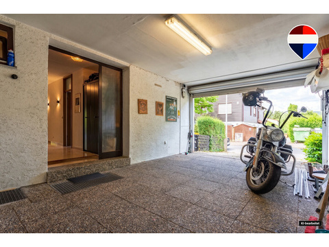 Geräumige Garage am Haus