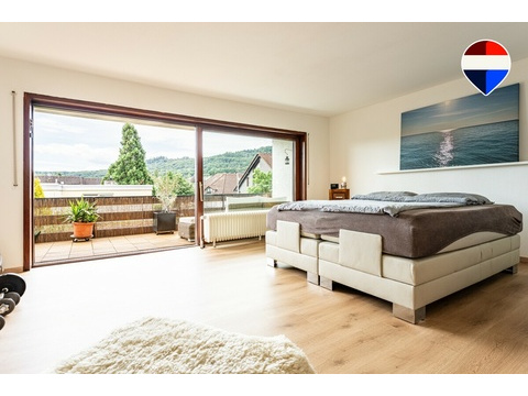 Großzügiges Schlafzimmer mit Balkon