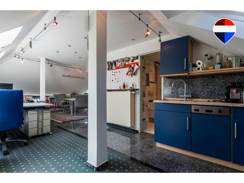 Büro mit Küchenbereich