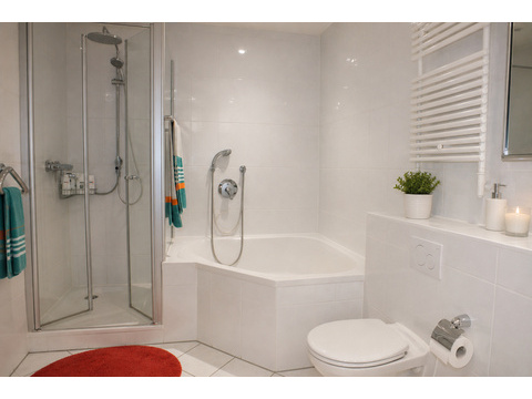Bad mit Wanne, Dusche, Bidet