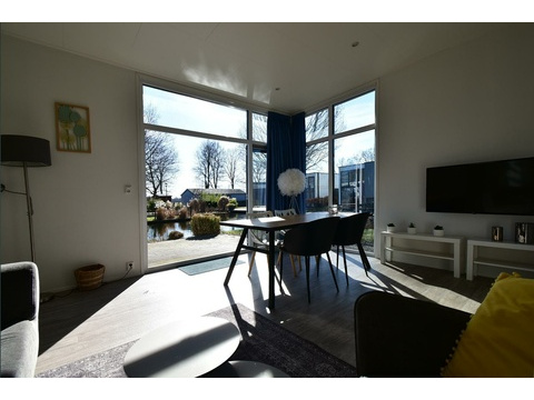 Wohnzimmer mit Essbereich und offener Küche – Ferienhaus zu verkaufen Hulshorst (Bad Hoophuizen) (2)