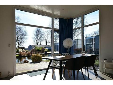 Essbereich mit Blick aufs Wasser – Ferienhaus zu verkaufen Hulshorst (Bad Hoophuizen)