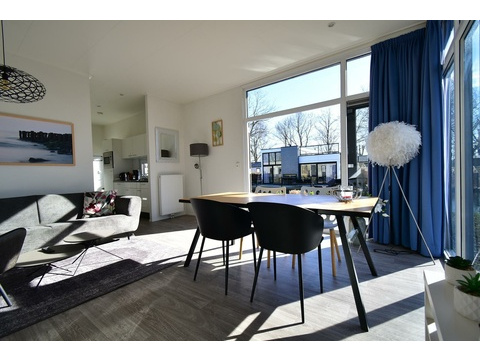 Wohnzimmer mit Essbereich und offener Küche – Ferienhaus zu verkaufen Hulshorst (Bad Hoophuizen)