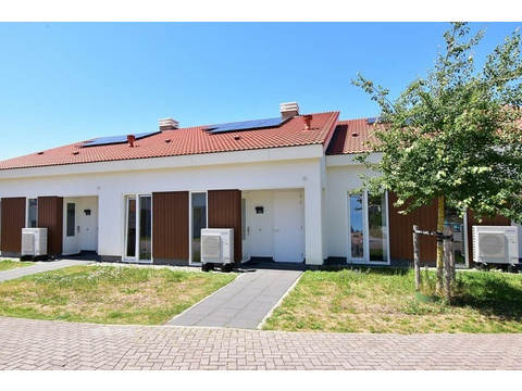 kaufen-doppelhaus-ferienhaus-noordwijkerhout-vorderseite-und-nachhaltige-waermepumpe...