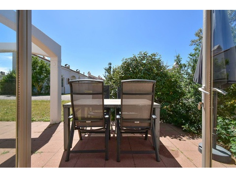 kaufen-ferienhaus-noordwijkerhout-terrasse-und-gartenmoebel-pergola-recreatieadviseurs...