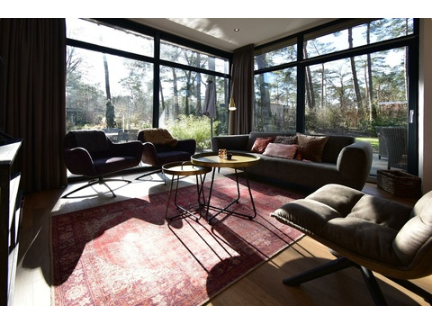 Wohnzimmer mit Sitzecke und Gartenblick – Ferienhaus zu verkaufen Otterlo (De Zanding)