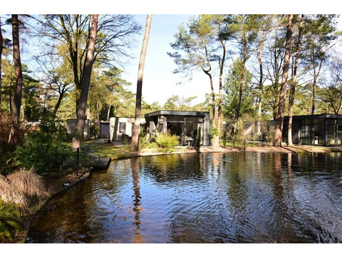 Außenansicht am Wasser – Ferienhaus zu verkaufen Otterlo (EuroParcs De Zanding)