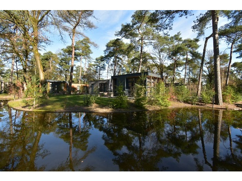 Außenansicht mit Wasserfläche – Ferienhaus zu verkaufen Otterlo (De Zanding), Haus 58