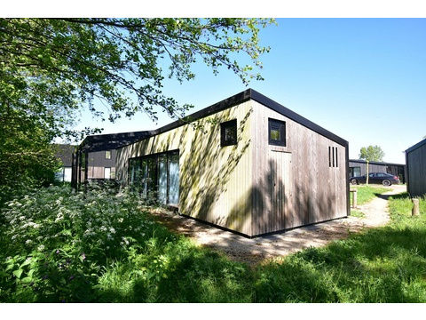 modernes-holz-ferienhaus-kaufen-niederlande-natur-recreatieadviseurs-vakantiehuistekoop-nl.jpg