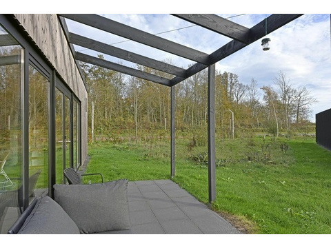 moderne-houten-recreatiewoning-kopen-3238LZ-huisje-59-vooraanzicht-recreatieadviseurs...