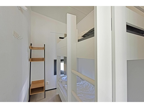 moderne-houten-recreatiewoning-kopen-3238LZ-huisje-59-vooraanzicht-recreatieadviseurs...