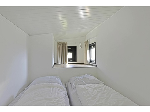 moderne-houten-recreatiewoning-kopen-3238LZ-huisje-59-vooraanzicht-recreatieadviseurs...