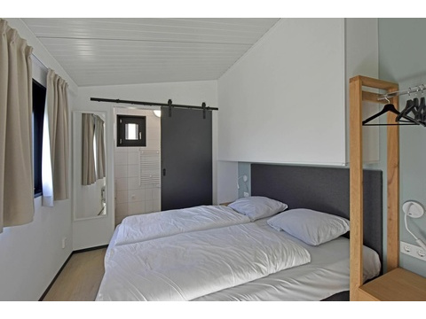 moderne-houten-recreatiewoning-kopen-3238LZ-huisje-59-vooraanzicht-recreatieadviseurs...