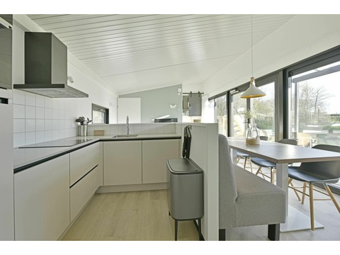 moderne-houten-recreatiewoning-kopen-3238LZ-huisje-59-vooraanzicht-recreatieadviseurs...