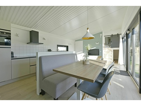 moderne-houten-recreatiewoning-kopen-3238LZ-huisje-59-vooraanzicht-recreatieadviseurs...