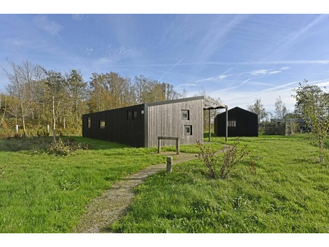 moderne-houten-recreatiewoning-kopen-3238LZ-huisje-59-vooraanzicht-recreatieadviseurs...