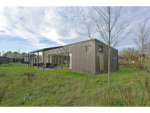 moderne-houten-recreatiewoning-kopen-3238LZ-huisje-59-vooraanzicht-recreatieadviseurs...