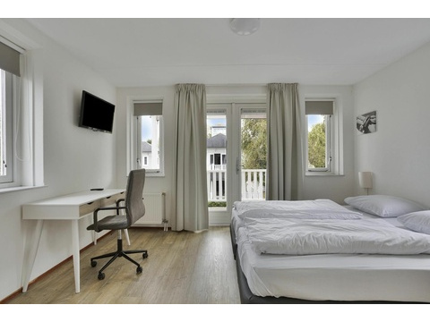 Schlafzimmer Villa Cape Helius Arbeitsplatz Balkon Zugang Yachthafen Hellevoetsluis01
