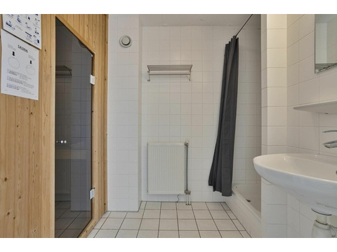 Luxus Badezimmer Villa Cape Helius Badewanne Dusche Yachthafen Blick Hellevoetsluis09