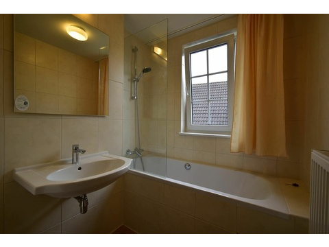 ferienhaus-kaufen-ferienresort-cochem-cochem-niederlande-badezimmer-mit-badewanne-2025