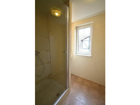 ferienhaus-kaufen-ferienresort-cochem-cochem-niederlande-dusche-mit-fenster-2025