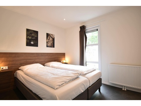 ferienhaus-kaufen-biddinghuizen-hauptschlafzimmer-2025.webp01
