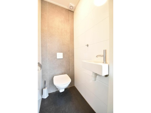 ferienhaus-kaufen-biddinghuizen-modernes-badezimmer-2025.webp02