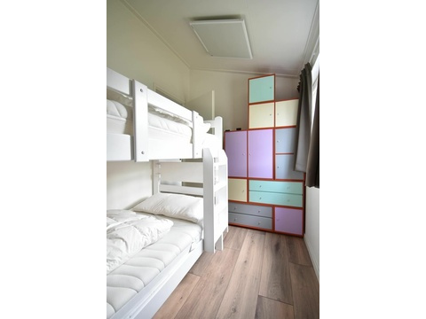 ferienhaus-kaufen-biddinghuizen-hauptschlafzimmer-kleiderschrank-modern-2025.webp06