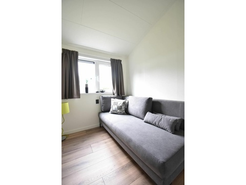 ferienhaus-kaufen-biddinghuizen-hauptschlafzimmer-kleiderschrank-modern-2025.webp09