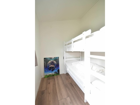 ferienhaus-kaufen-biddinghuizen-hauptschlafzimmer-kleiderschrank-modern-2025.webp04