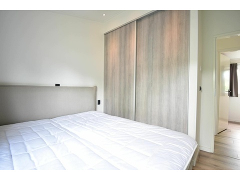 ferienhaus-kaufen-biddinghuizen-hauptschlafzimmer-kleiderschrank-modern-2025.webp11