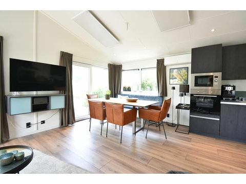 ferienhaus-kaufen-biddinghuizen-wohnzimmer-klimaanlage-laminat-2025.webp03