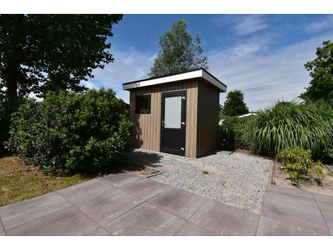 ferienhaus-kaufen-biddinghuizen-vorderseite-terrasse-klimaanlage-2025.webp09