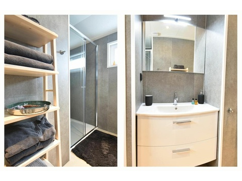 ferienhaus-kaufen-biddinghuizen-badezimmer-ebenerdige-dusche-modern-2025.webp07