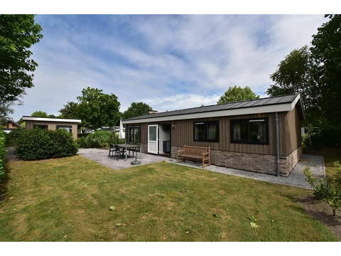 ferienhaus-kaufen-biddinghuizen-vorderseite-terrasse-klimaanlage-2025.webp08