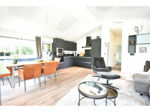 ferienhaus-kaufen-biddinghuizen-wohnzimmer-klimaanlage-laminat-2025.webp04
