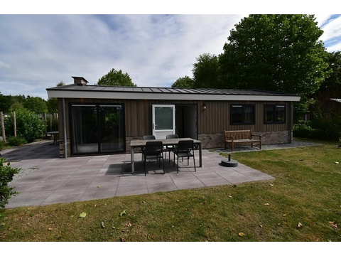 ferienhaus-kaufen-biddinghuizen-vorderseite-terrasse-klimaanlage-2025.webp10