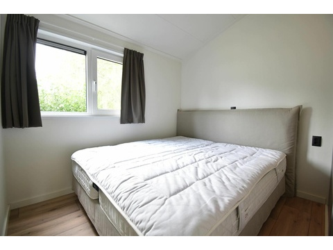 ferienhaus-kaufen-biddinghuizen-hauptschlafzimmer-kleiderschrank-modern-2025.webp10