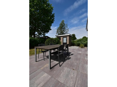 ferienhaus-kaufen-biddinghuizen-vorderseite-terrasse-klimaanlage-2025.webp06