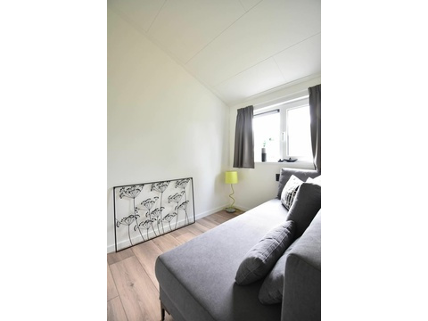 ferienhaus-kaufen-biddinghuizen-hauptschlafzimmer-kleiderschrank-modern-2025.webp07