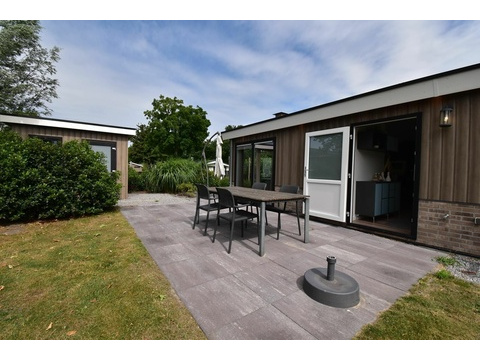 ferienhaus-kaufen-biddinghuizen-vorderseite-terrasse-klimaanlage-2025.webp01