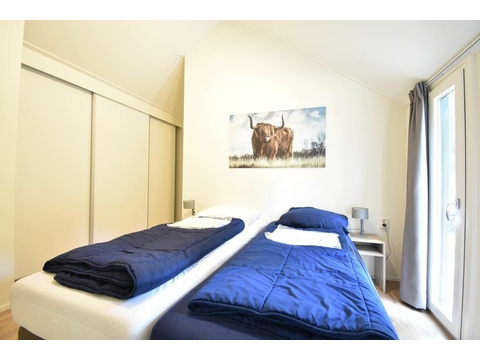 chalet-kaufen-arnhem-hauptschlafzimmer-kleiderschrank-modern-2025.webp007