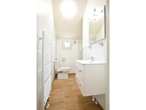 chalet-kaufen-arnhem-badezimmer-waschbecken-spiegel-modern-2025.webp007