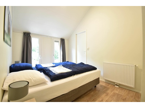 chalet-kaufen-arnhem-hauptschlafzimmer-kleiderschrank-modern-2025.webp008