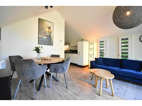 chalet-kaufen-arnhem-wohnzimmer-terrassenturen-terrasse-2025.webp007