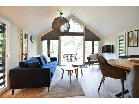 chalet-kaufen-arnhem-hauptschlafzimmer-kleiderschrank-modern-2025.webp002