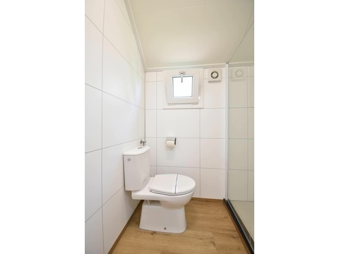 chalet-kaufen-arnhem-badezimmer-waschbecken-spiegel-modern-2025.webp004