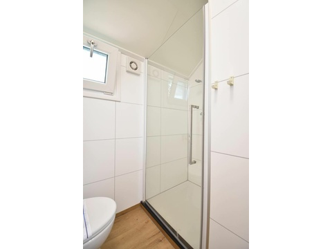 chalet-kaufen-arnhem-badezimmer-waschbecken-spiegel-modern-2025.webp003